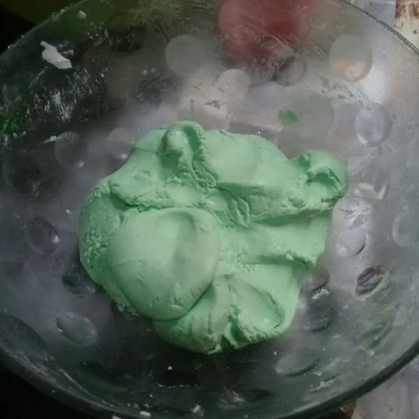 Campur tepung ketan, tepung beras, dan pasta pandan, lalu tuang santan uleni hingga tercampur rata.