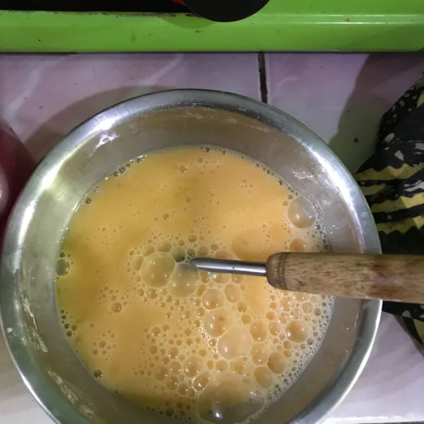 Campurkan telur, lada, garam dan kaldu sapi bubuk. Kocok rata.