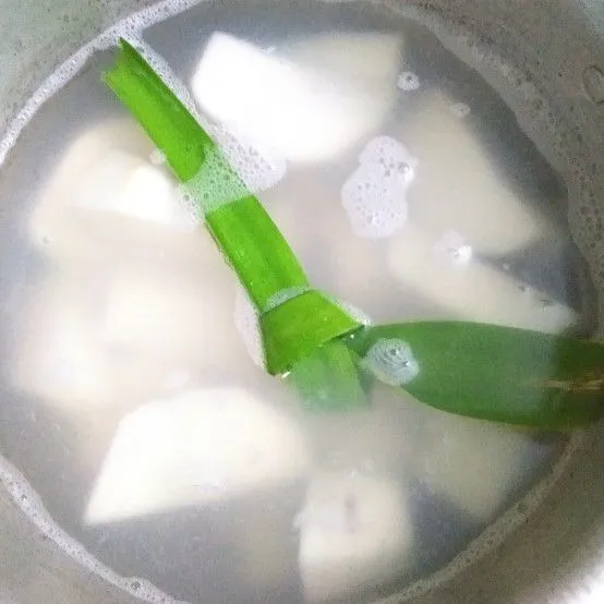 Didihkan air rebus talas dengan daun pandan.