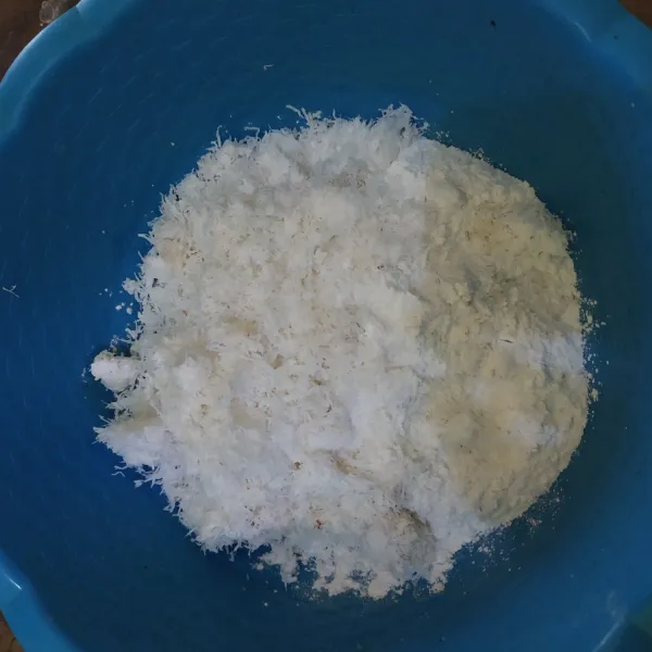 Campurkan tepung beras, gula, parutan kelapa dan tepung tapioka, aduk rata.