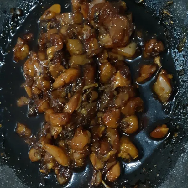 Campurkan ayam dalam bumbu kecap.