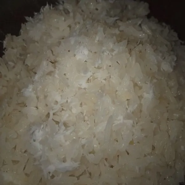 Siapkan nasi ketan.