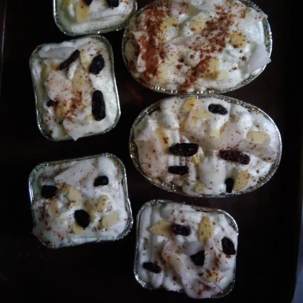 Siapkan wadah, beri isian bahan A beri putih telur di atasnya. Tambahkan topping kismis, kelapa muda, almond dan bubuk kayu manis. Panggang dalam oven yang sudah dipanaskan pada suhu 170℃ hingga matang. bagian atas ke coklatan. Sajikan hangat atau dingin sama nikmatnya.