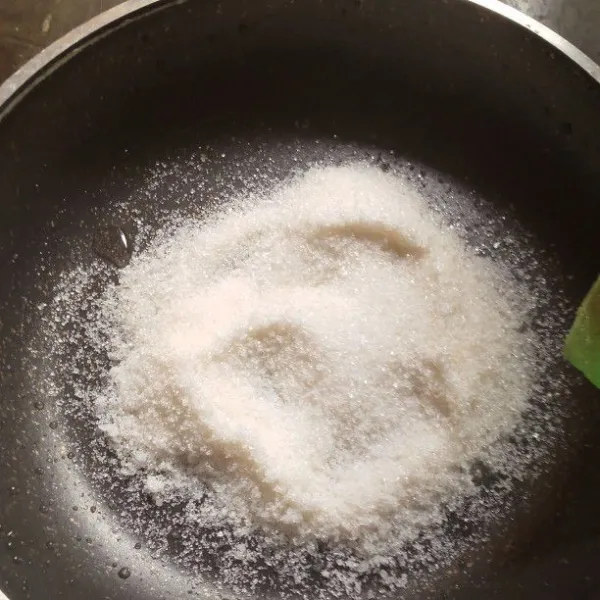 Untuk membuat isian siapkan pan masukkan gula pasir tambahkan sedikit air lalu masak sampai meletup-letup