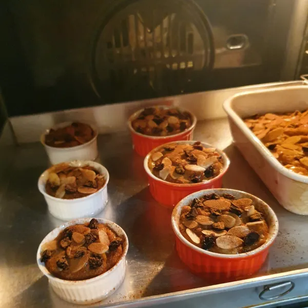 Panggang dengan teknik au bain marie (isi dasar tatakan loyang dengan air) pada suhu 170°C selama 40 menit (sesuaikan dengan oven masing - masing). Sajikan dingin lebih nikmat.