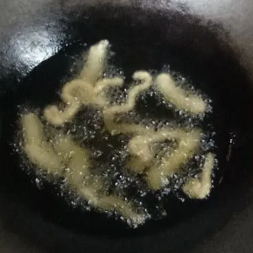 Lalu goreng dalam minyak panas dengan cara menekan bagian ujung plastik yang di gunting tadi. Goreng hingga garing dan matang. Angkat dan tiriskan.