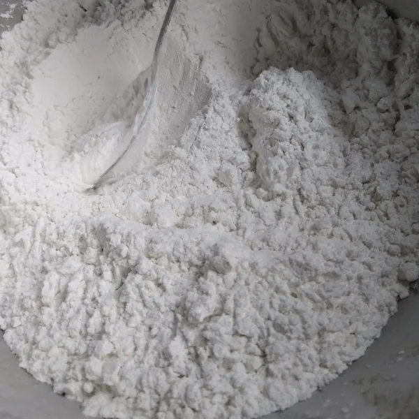 Dalam mangkok campur kelapa parut, tepung beras ketan, tepung beras putih dan garam. Aduk rata.
