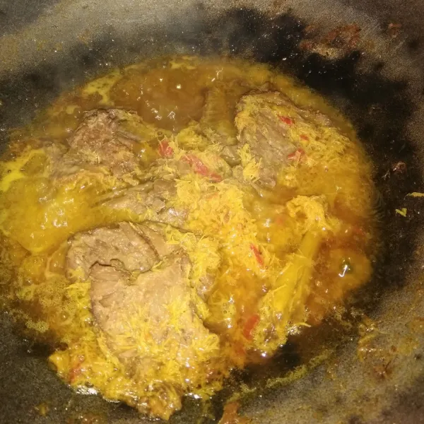 Terakhir goreng daging bersama kelapa parut yg dimasak tadi Sampai kering/sesuai selera. dan siap disajikan.