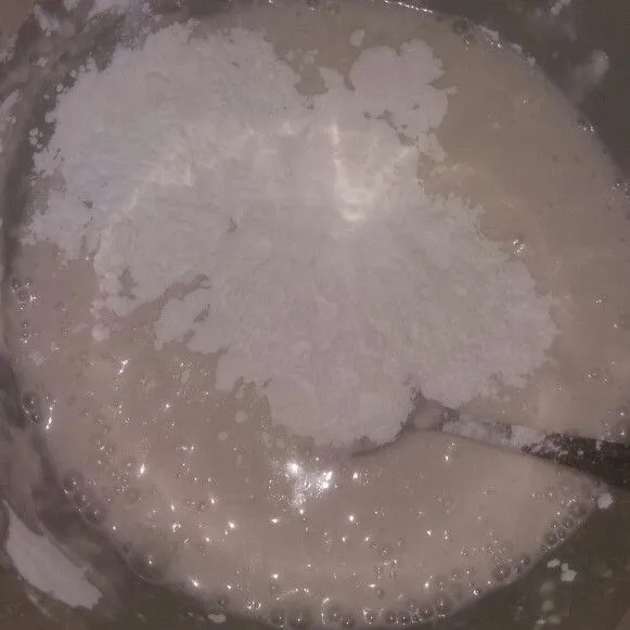 Lalu tambahkan 6 sdm tepung beras, aduk kembali hingga rata dan tidak ada yang bergerindil. Tutup, diamkan selama 45 menit.