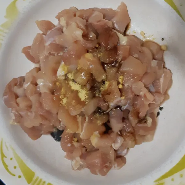 Potong ayam kecil-kecil, tambahkan kecap asin dan kaldu jamur. Campur rata.
