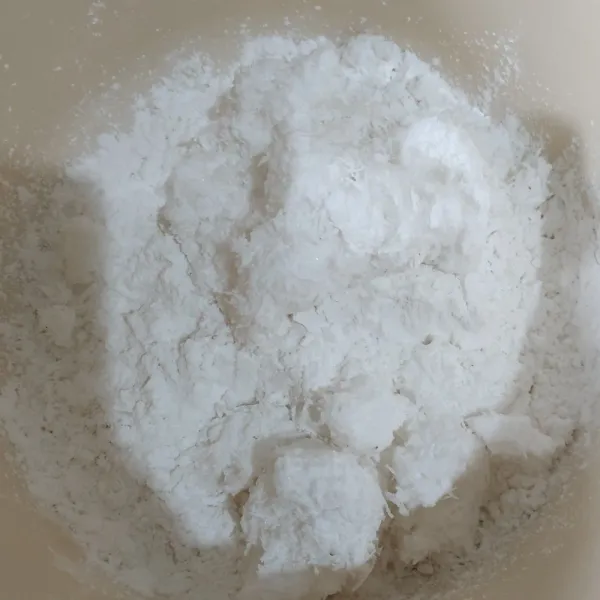 Campurkan tepung beras dan parutan kelapa. Aduk hingga rata dan tidak ada gumpalan.