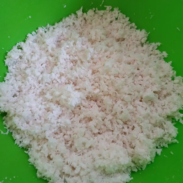 Campur tepung ketan, garam, gula pasir, kelapa parut dan vanili aduk hingga tercampur rata.