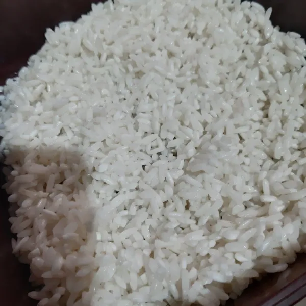 Bilas bersih beras ketan lalu tiriskan.