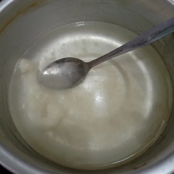 Bahan jelly putih :
Campur 350 ml air, 5 sdm gula pasir, dan jelly 1/2 bungkus. Masak sambil diaduk terus hingga mendidih. Matikan.