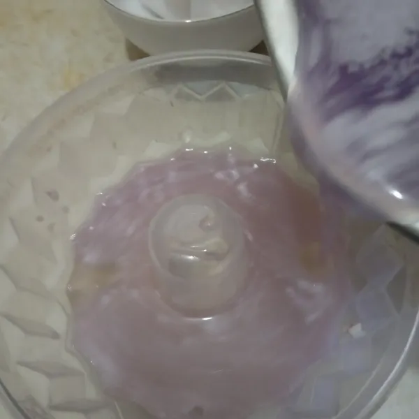 Tuang jelly pop ice di atasnya jelly degan yang sudah mengeras.