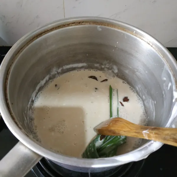 Campurkan santan kental, daun pandan, garam, air, dan gula aren. Masak hingga mendidih.