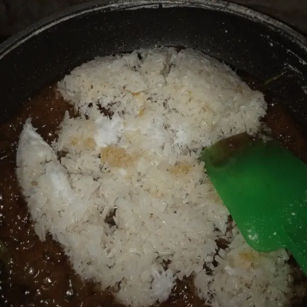 Masukkan nasi ketan lalu aduk sampai rata dan masak dengan api kecil.