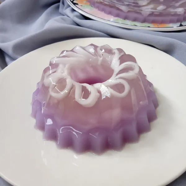 Tekan pelan setiap pinggiran supaya tidak rusak dan siap lepas dari cetakan.