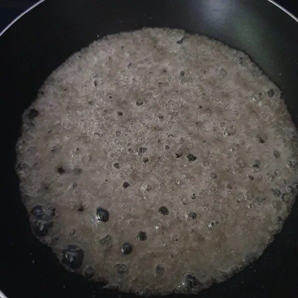 Karamel : gosongkan gula, lalu tuangkan susu cair 150 ml. Aduk. Sisihkan.