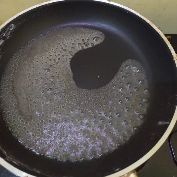 Masukkan air dan gula pasir, masak hingga mengental.