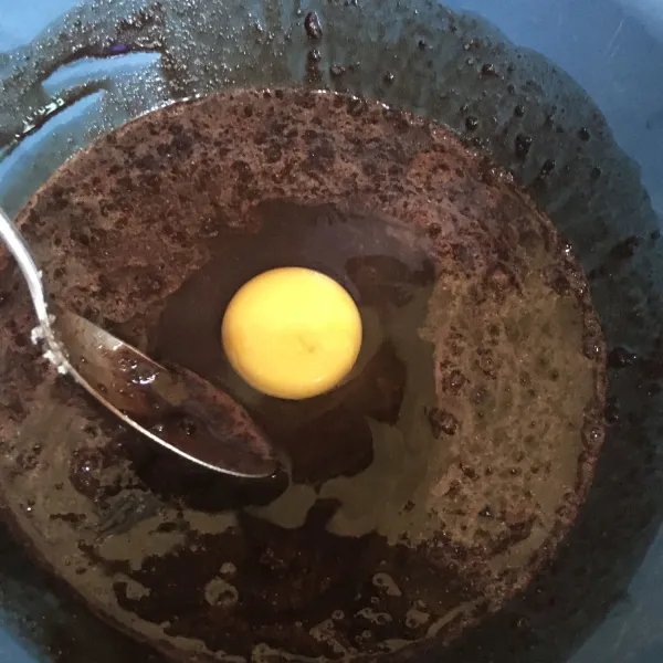 Tambahkan telur sambil diaduk.