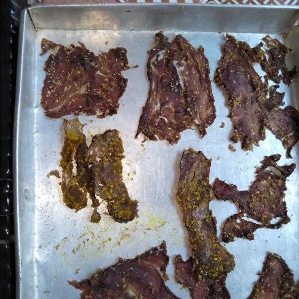 Jemur dendeng dibawah terik matahari selama 3-4 jam hingga kering.