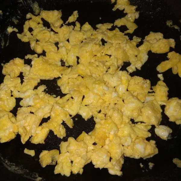 Buat telur orak arik lalu angkat dan sisihkan.