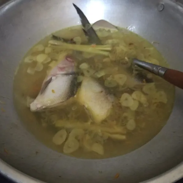 Masukkan ikan bandeng, masak hingga bumbu meresap, ikan matang dan kuah berkurang.