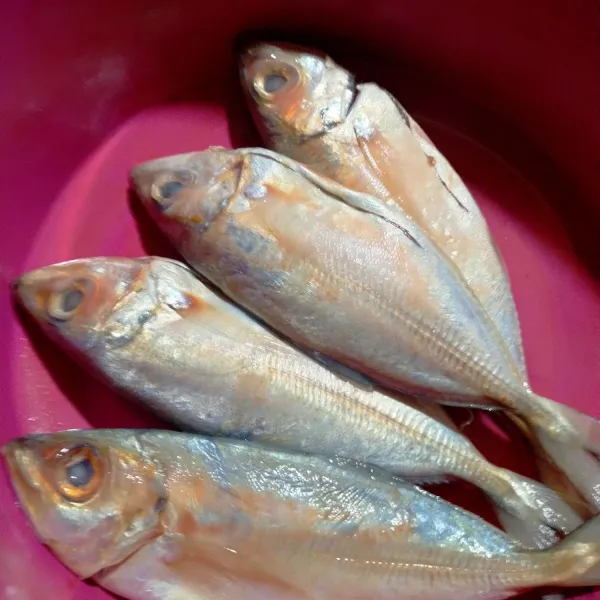 Bersihkan ikan kembung, lumuri air jeruk nipis. Diamkan beberapa saat, cuci bersih kembali.