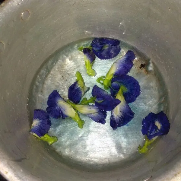 Rebus bunga telang dengan 200 ml air.