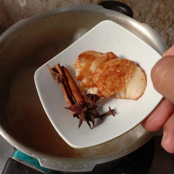 Masukkan semua bumbu rempah beserta bumbu lain. Aduk-aduk sampai bumbu meresap.