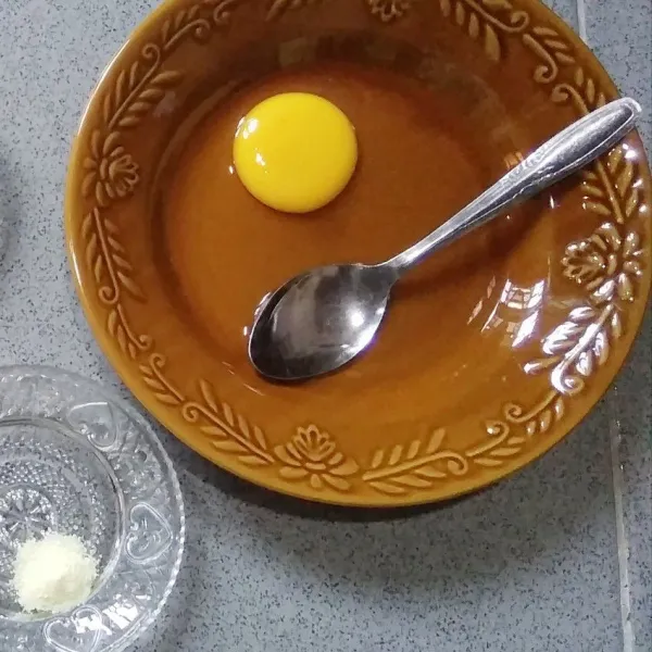 Siapkan telur, garam dan royco.