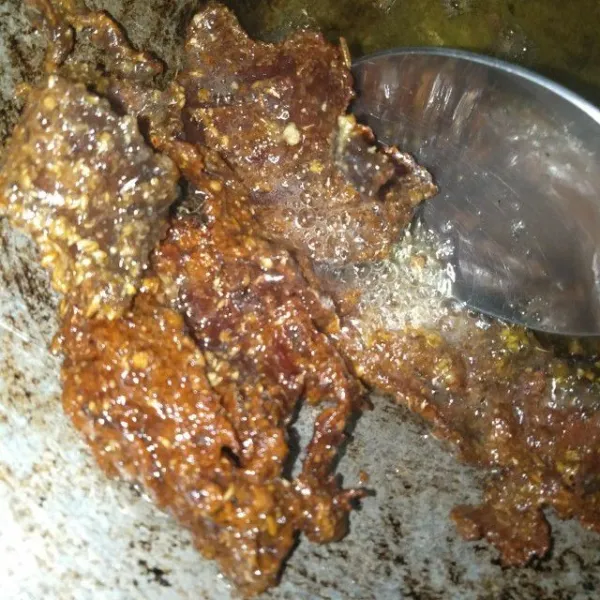 Panaskan minyak, goreng dendeng hingga kering. Simpan dalam toples kedap udara. So yummy.