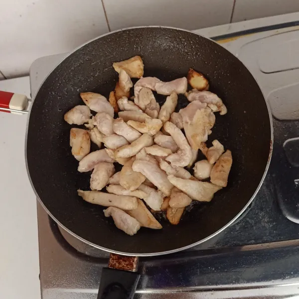 Masukan daging ayam. Tumis daging ayam sampai matang.