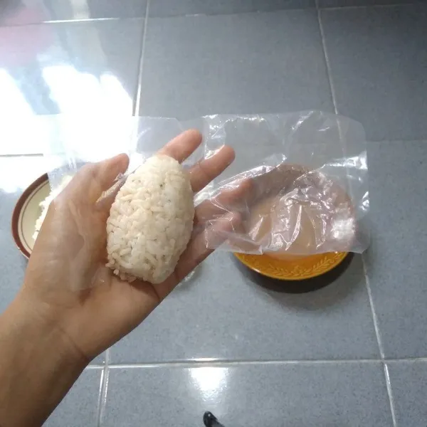 Kepal nasi menjadi bulat panjang.