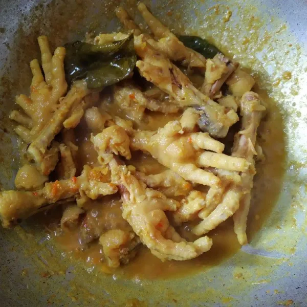Masak ceker betutu hingga asat. Ceker betutu bisa langsung dinikmati atau bisa juga dibakar agar lebih sedap. Yummy!