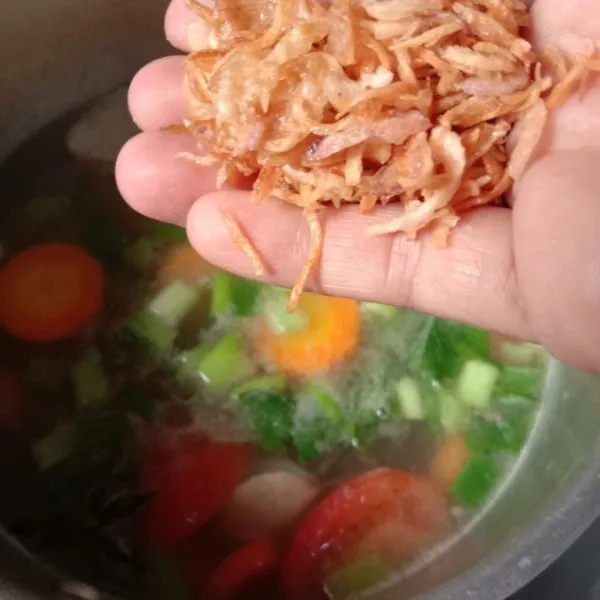 Masukkan bawang merah goreng.