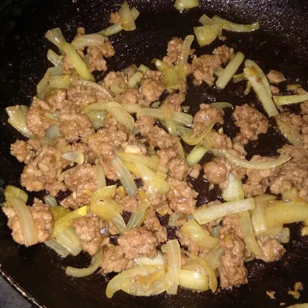 beri garam, kalsu bubuk dan kecap asin. Masak sampai daging matang lalu koreksi rasanya.