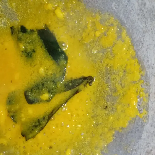 Masukkan daun salam, tumis hingga harum.