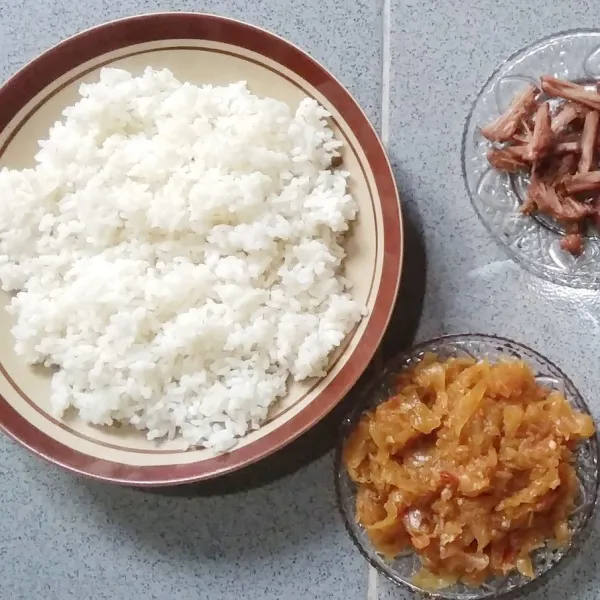 Siapkan nasi putih, sayur kates dan rendang daging suir.