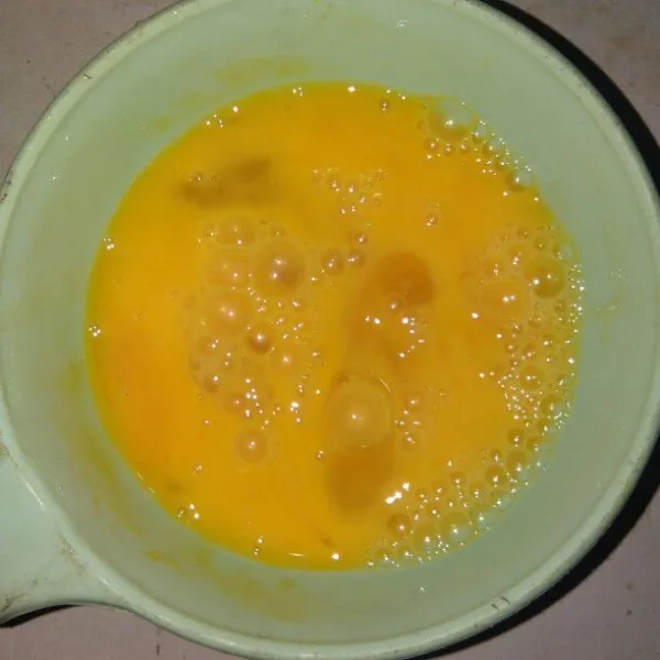 Kocok telur dan beri sedikit kaldu bubuk.