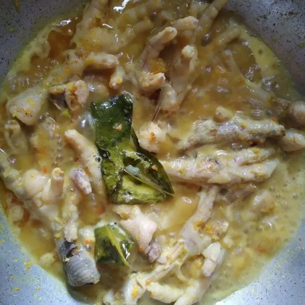 Tambahkan air kaldu, masak hingga mendidih, kemudian tambahkan garam dan gula pasir, tes rasa