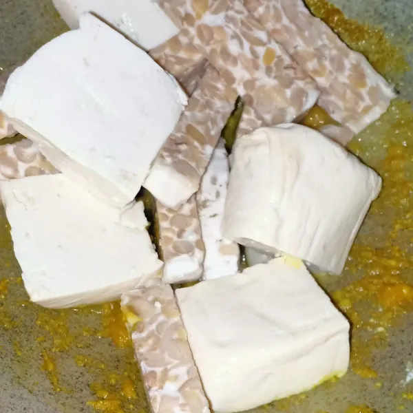 Masukkan tahu dan tempe,aduk rata.