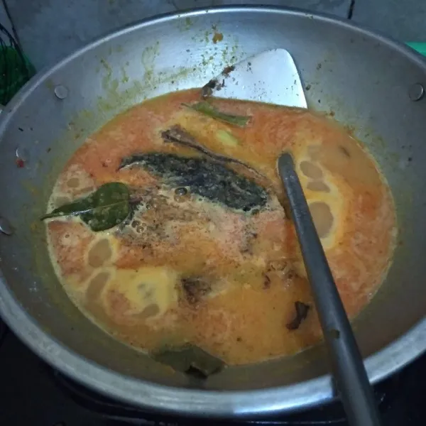 Masukkan ikan lele, kemudian tuang santannya. Aduk-aduk agar santan tidak pecah, masak hingga kuah berkurang setengahnya.