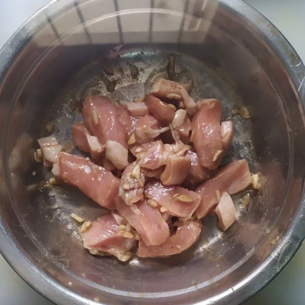 Tutup daging menggunakan plastik wrap dan diamkan daging selama 30 menit.