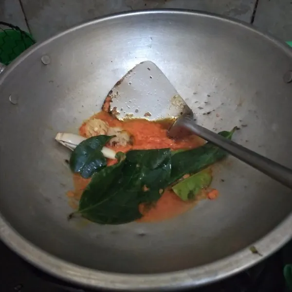 Panaskan minyak, tumis bumbu halus, sereh, daun salam, daun jeruk, lengkuas dan jahe hingga harum.