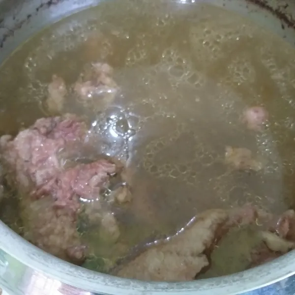 Rebus/presto daging dan tulangan sapi sampai empuk (selama 20menit dari bunyi peluit presto). Pisahkan daging dan saring kaldunya.