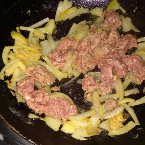 Masukkan daging lalu aduk rata.