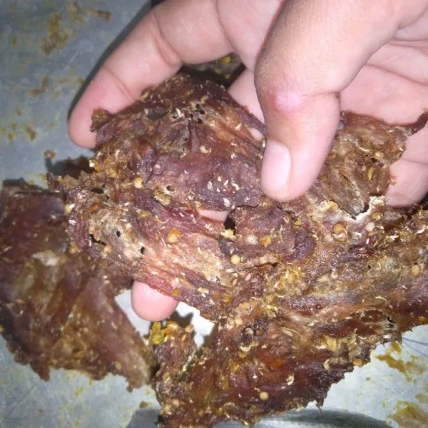 Pastikan dendeng kering sempurna agar hasil akhir kering dan dapat disimpan didalam stoples.