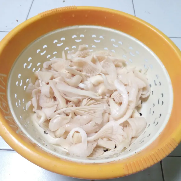 Potong dan suwir-suwir jamur tiram (ukuran jangan terlalu kecil), lalu cuci bersih dan tiriskan/peras airnya